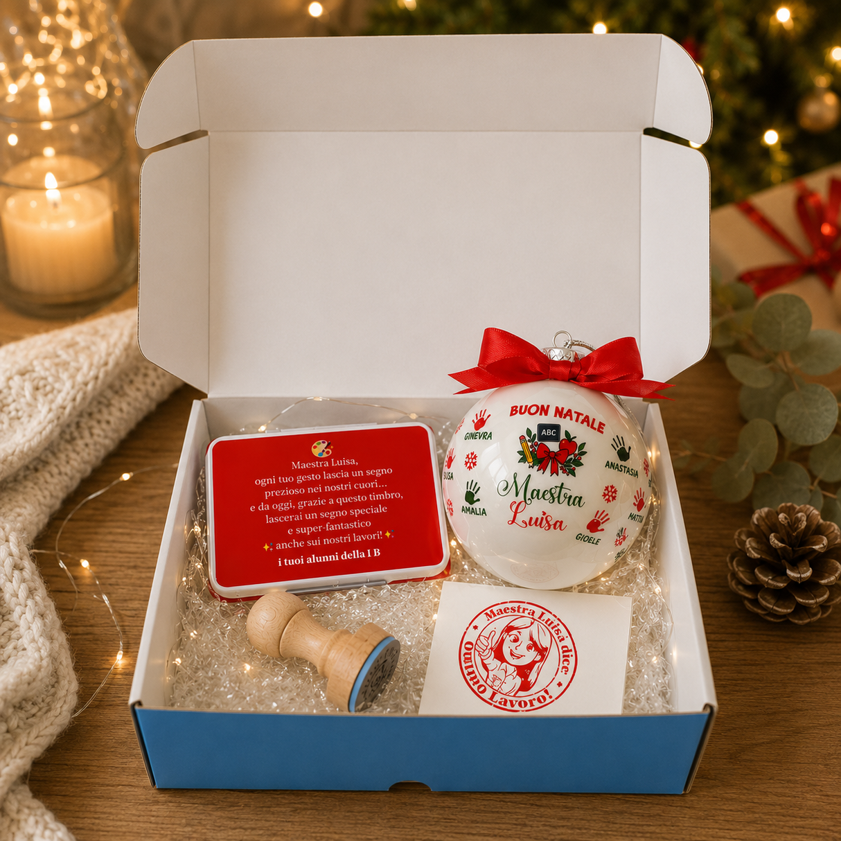 Confezione regalo con pallina di Natale in vetro, biglietto rosso e nastro rosso