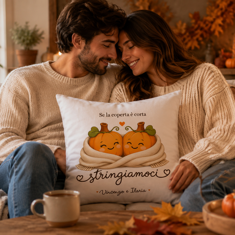 Cuscino personalizzato bianco con zucche innamorate sotto la copertina e “Stringiamoci”
