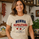 T-shirt beige con scritta NONNA NAPOLETANA e grafica colorata frontale