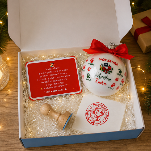Confezione regalo aperta con pallina in vetro, biglietto rosso e timbro rosso
