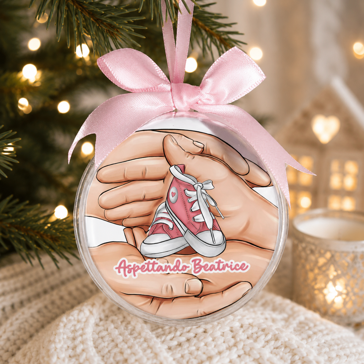 Pallina natalizia sferica personalizzata con fiocco rosa e scritta “Aspettando Beatrice”.