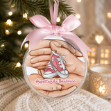 Pallina natalizia sferica personalizzata con fiocco rosa e scritta “Aspettando Beatrice”.