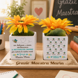 Vasetti personalizzati con base in legno: due fioriere bianche con girasoli