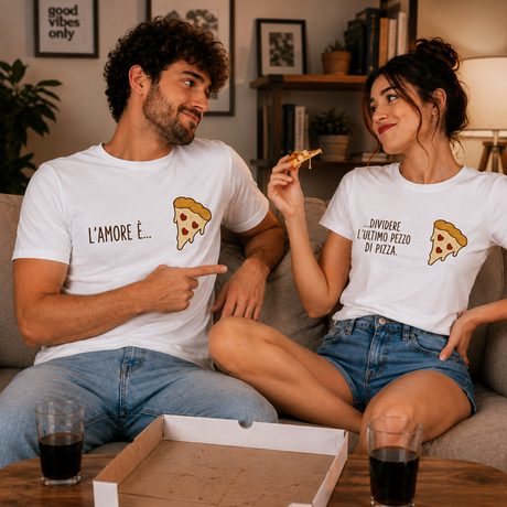 T-shirt bianca con stampa pizza colorata e testo “L’amore è…” sul davanti