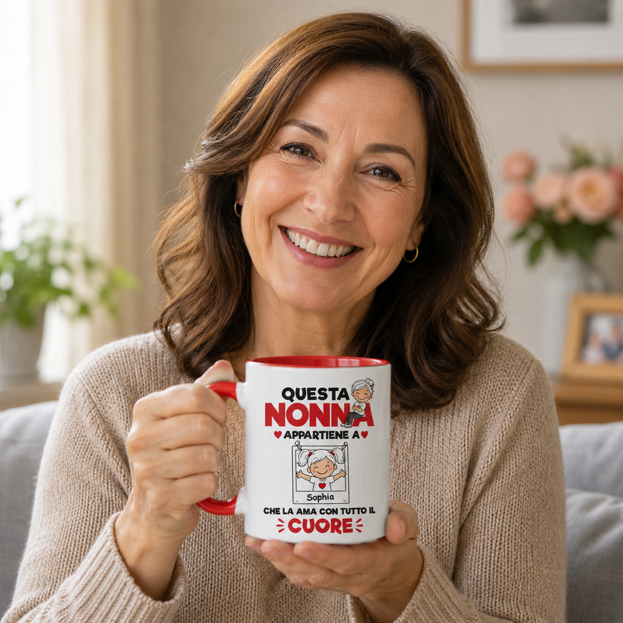 Tazza bianca con manico e bordo rossi, grafica Nonna e cuori, in mano