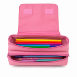 Astuccio rosa con doppia zip, aperto, con matite colorate visibili