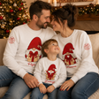 Felpe bianche con gnomi e scritte Papà, Mamma e Lorenzo sul petto.
