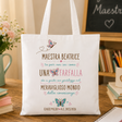 Shopper in tessuto bianco con farfalle e scritta “Maestra Beatrice”