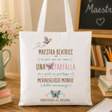 Shopper in tessuto bianco con farfalle e scritta “Maestra Beatrice”