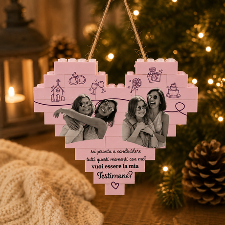 Decorazione natalizia in mattoncini rosa appesa, con foto e scritta “Testimone?”