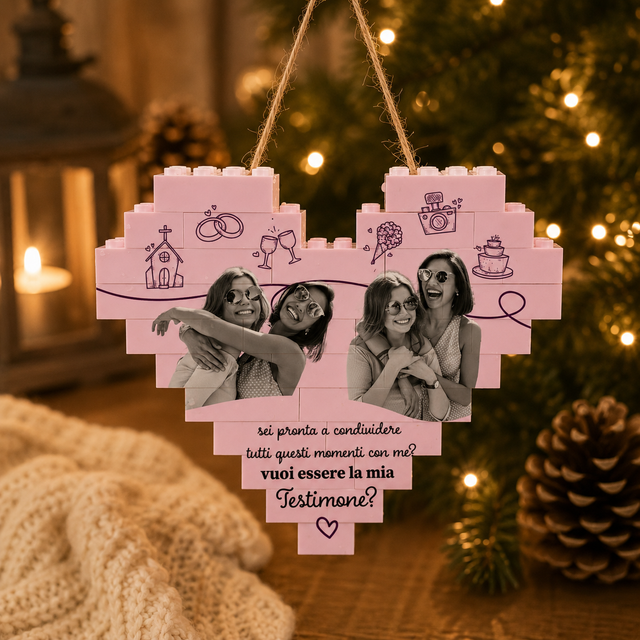Decorazione natalizia in mattoncini rosa appesa, con foto e scritta “Testimone?”