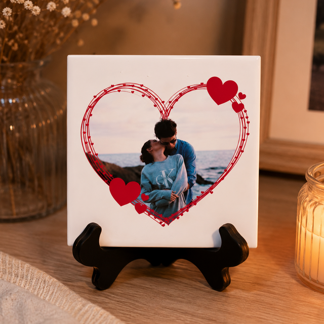 Piastra in ceramica quadrata con foto personalizzata e cuore rosso, su supporto nero