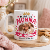 Tazza bianca personalizzata con foto e scritta "Miglior Nonna al Mondo" su supporto