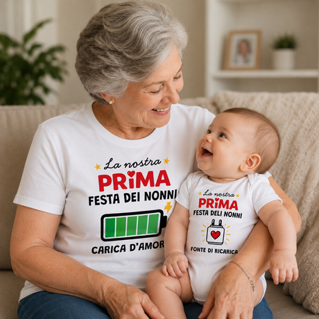 T-shirt bianca nonna e body bianco bimbo abbinati con grafica “Prima Festa dei Nonni”