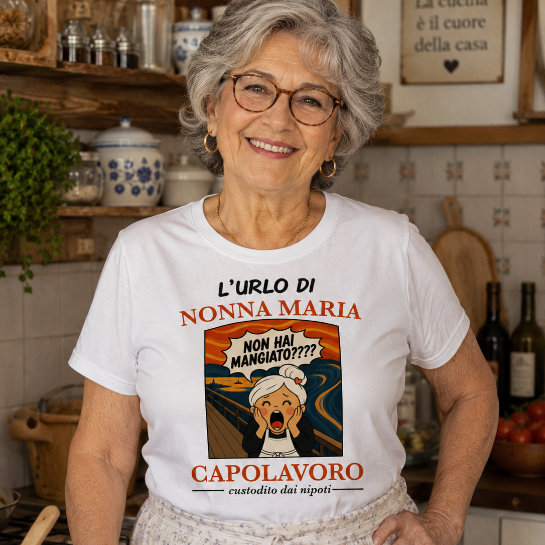 Maglietta bianca con stampa «L’urlo di Nonna Maria» e illustrazione fumetto sul petto.