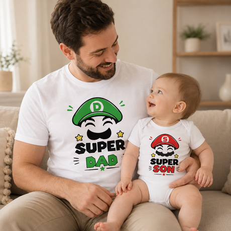 Maglietta bianca Super Dad e body bianco Super Son con stampa a cappello