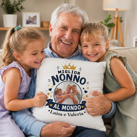 Cuscino bianco 'Miglior Nonno al Mondo' con foto, tenuto da nonno e bambini