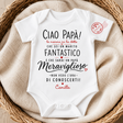 Body neonato bianco con stampa Ciao Papà sul petto e etichetta rossa rotonda