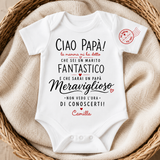 Body neonato bianco con stampa Ciao Papà sul petto e etichetta rossa rotonda