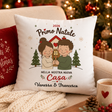 Cuscino quadrato bianco con “Primo Natale 2026”, bambini e casa, nomi Vanessa & Francesco