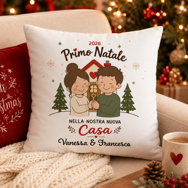 Cuscino quadrato bianco con “Primo Natale 2026”, bambini e casa, nomi Vanessa & Francesco
