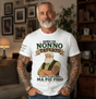 Maglietta bianca con stampa “Nonno tatuato”, indossata da uomo con barba