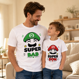 Coppia di magliette bianche Super Dad e Super Son con stampe a cappello e baffi