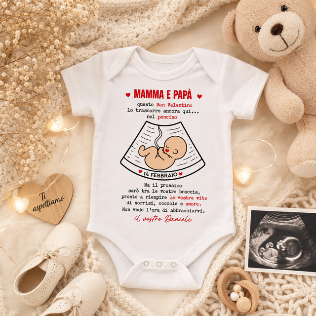 Body neonato bianco con stampa San Valentino: “MAMMA E PAPÀ” e ecografia 14 febbraio