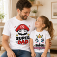 Completo di magliette bianche Super Dad e Super Daughter, indossate da padre e figlia