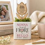 Vaso bianco con fiore in legno inciso e scritta NONNA: Tu sei il fiore più bello