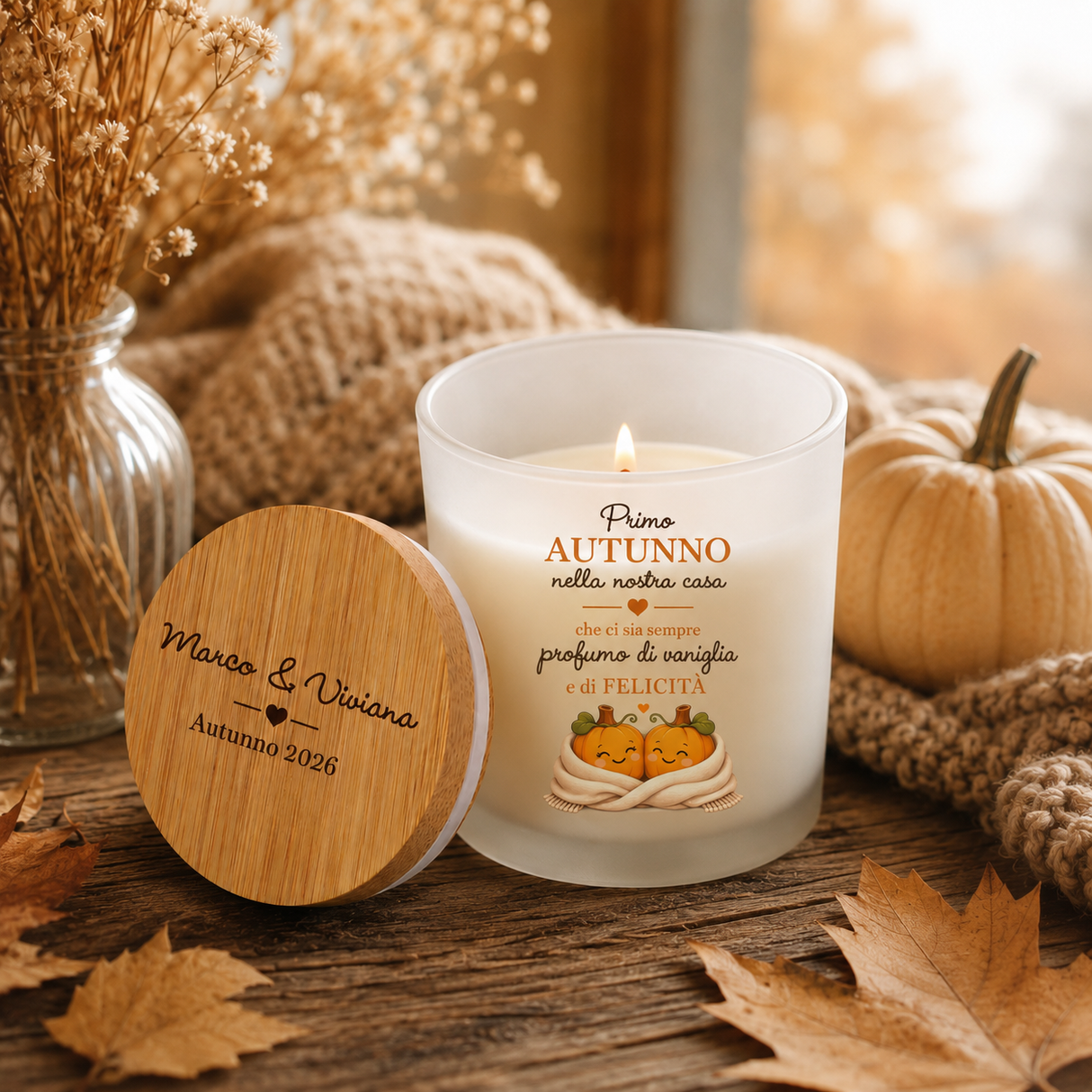 Candela vaniglia bianca con coperchio bamboo inciso “Marco e Viviana”, Autunno 2026