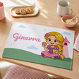 Tovaglietta Ginevra con Rapunzel, nuvole e casetta rosa, bordo verde