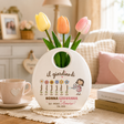 Vaso borsetta in ceramica bianca con tulipani e scritta “Il giardino di Nonna Giovanna”.