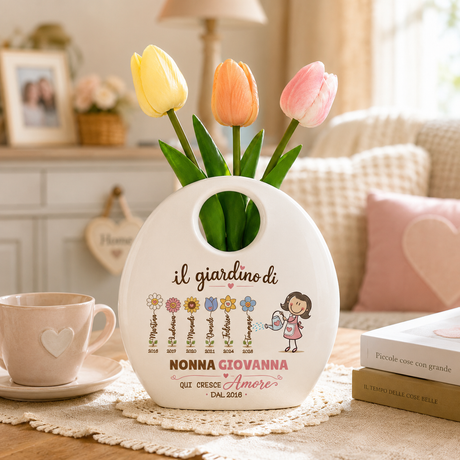 Vaso borsetta in ceramica bianca con tulipani e scritta “Il giardino di Nonna Giovanna”.