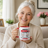 Tazza bianca con manico e bordo rossi, scritta Nonna e cuori, tenuta da donna