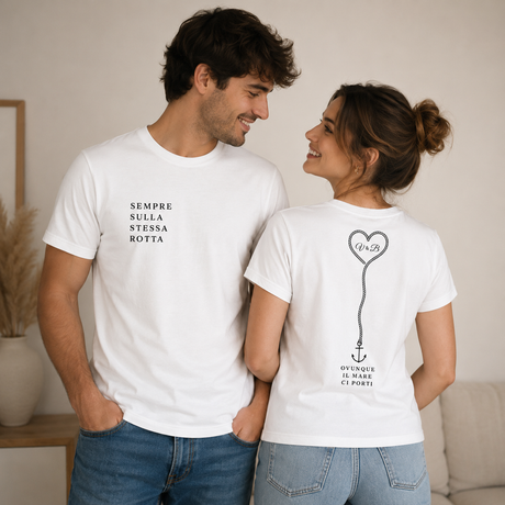 Coppia di magliette: lui con scritta SEmpre Sulla Stessa Rotta, lei con cuore-ancora sul retro