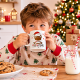 Bambino che regge la tazza natalizia bianca con stampa MATTIA e CHE NATALE