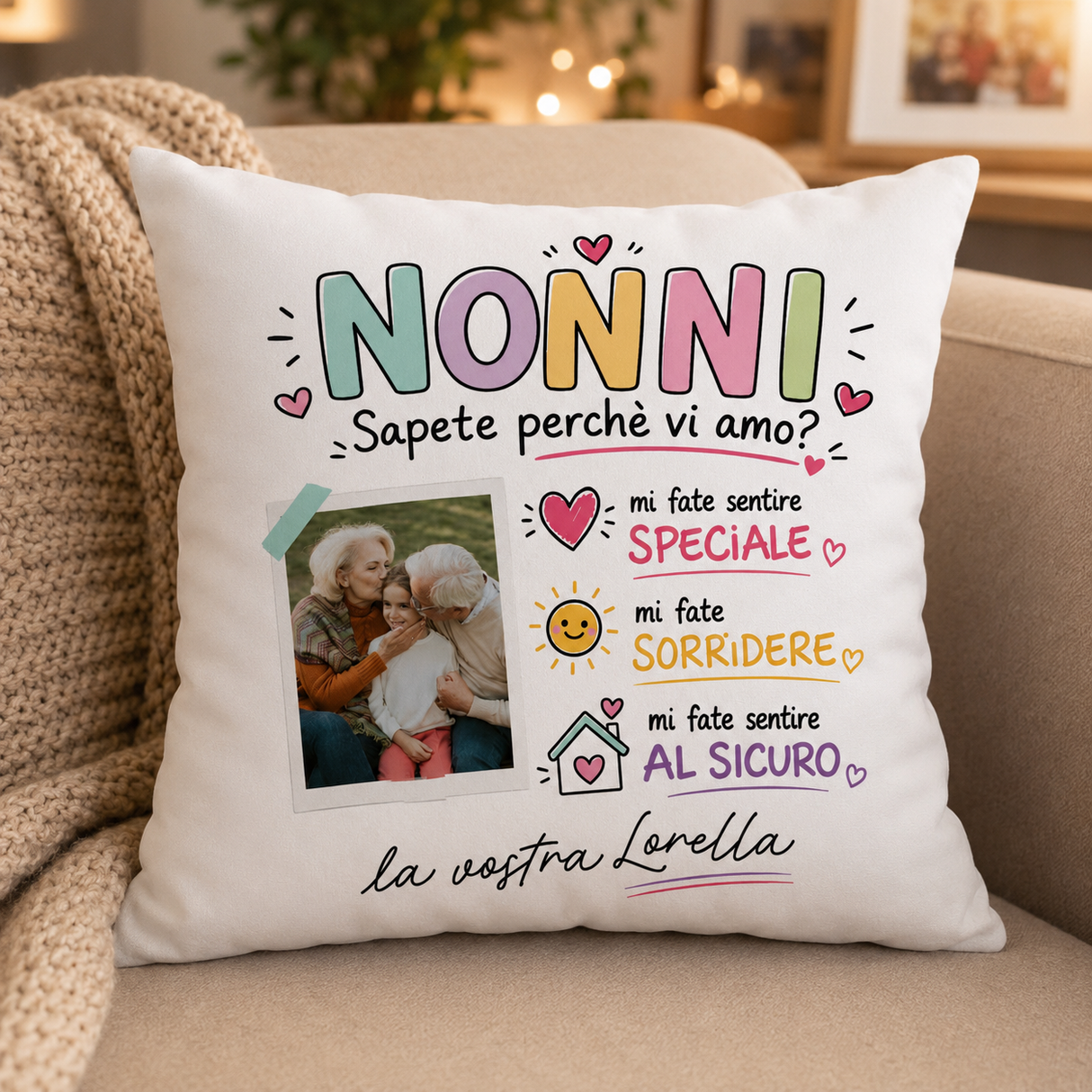 Cuscino bianco “NONNI” con foto e testo su divano, cuori e grafiche