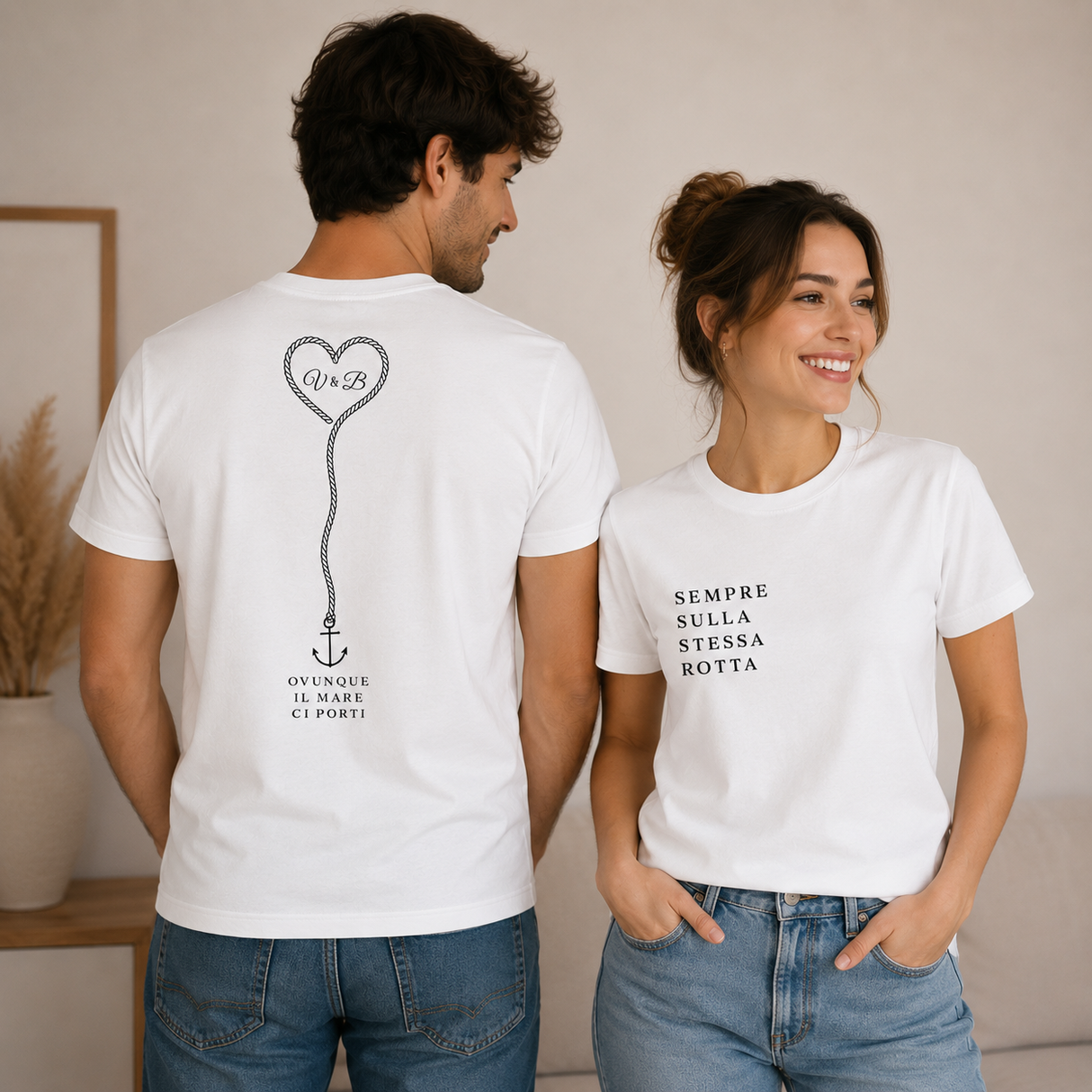Coppia di magliette: lui con cuore-ancora sul retro, lei con scritta SEmpre Sulla Stessa Rotta