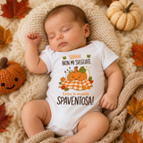 Body neonato bianco con stampa zucca arancione e testo “NON MI SVEGLIATE”