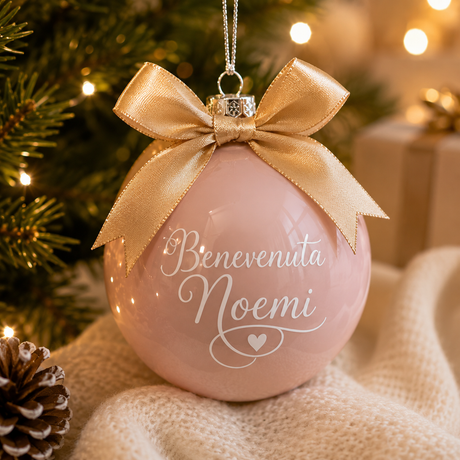 Pallina di Natale in vetro rosa con fiocco oro e nome Benvenuta Noemi
