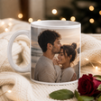 Tazza bianca con foto di coppia abbracciata, stampa a tutta superficie