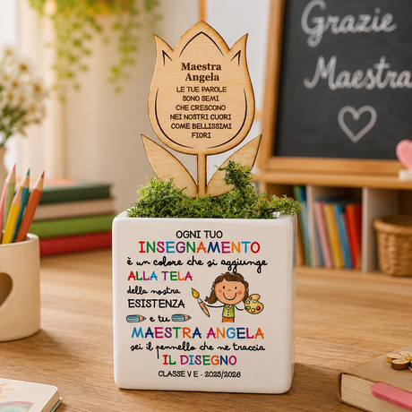 Vasetto personalizzato con decorazione in legno a fiore e scritta colorata, piantina