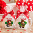 Set di tazze personalizzate con fiocchi rossi a pois e nomi Arianna e Federico