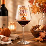Calice da vino trasparente con scritta arancione “Nato ad Ottobre, Fuori di Zucca”