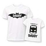 Set di 2 t-shirt bianche con stampa supereroe e scritte Daddy