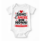 Body bianco a maniche corte con stampa rossa e nera "Sono l'amore dei nonni"