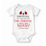 Body bianco con coccinelle e scritta “SONO PICCOLA… CHE FORTUNA… NONNI!”