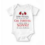 Body bianco con coccinelle e scritta “CHE FORTUNA… NONNI!” con “la vostra Ludovica”
