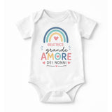 Body neonato bianco con arcobaleno e scritta BEATRICE: grande amore dei nonni